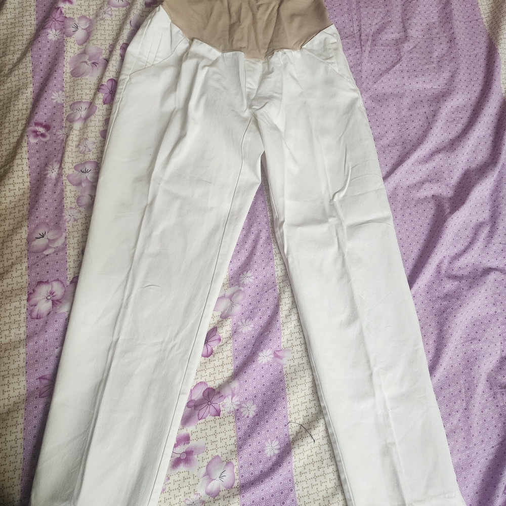 A Pea in the Pod Beige Waistband with White Pants